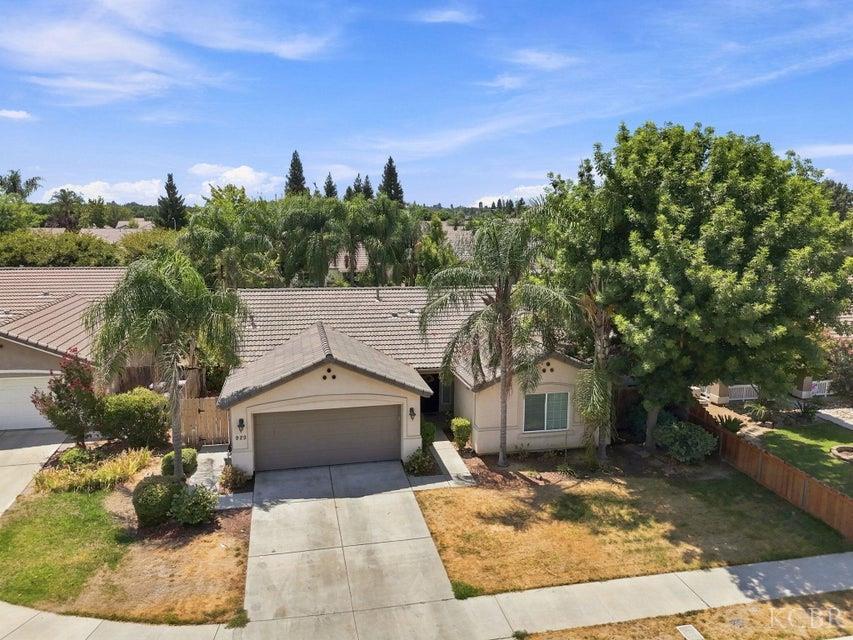 929 W Elkhorn Ct, Visalia, CA 93277