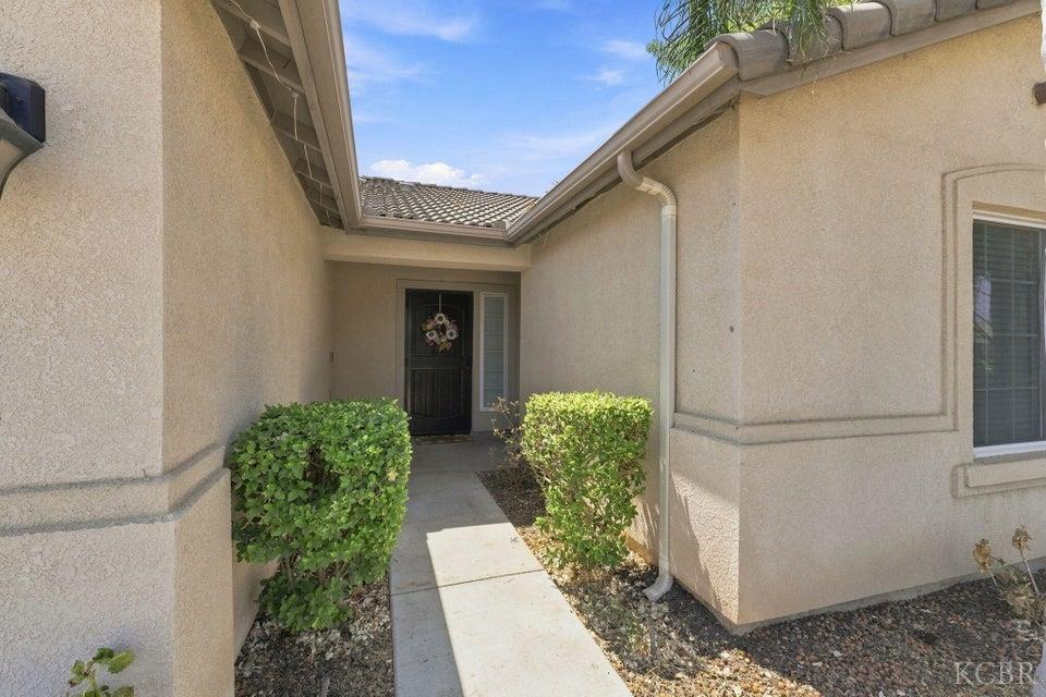 929 W Elkhorn Ct, Visalia, CA 93277