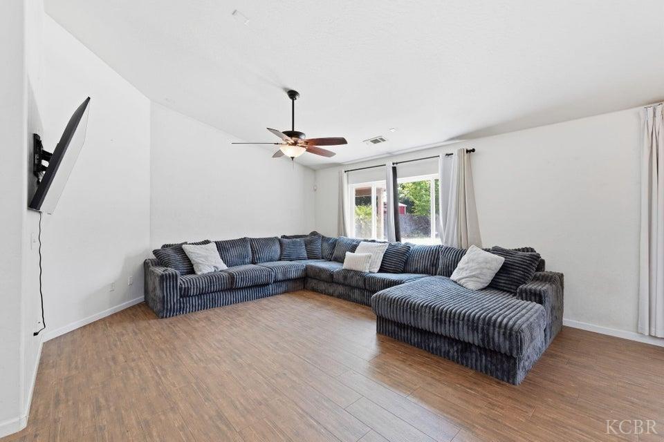 929 W Elkhorn Ct, Visalia, CA 93277