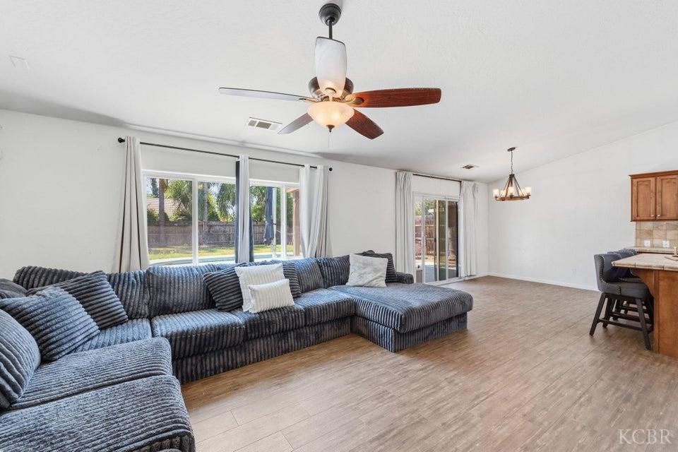 929 W Elkhorn Ct, Visalia, CA 93277