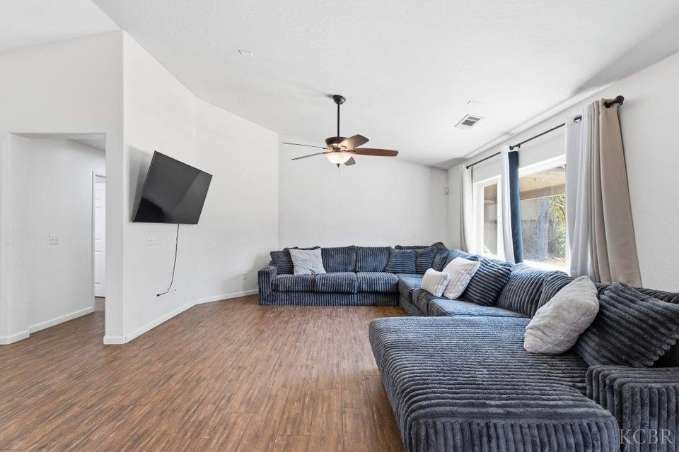 929 W Elkhorn Ct, Visalia, CA 93277
