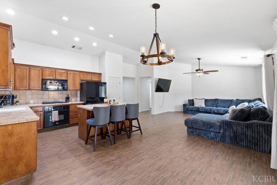 929 W Elkhorn Ct, Visalia, CA 93277