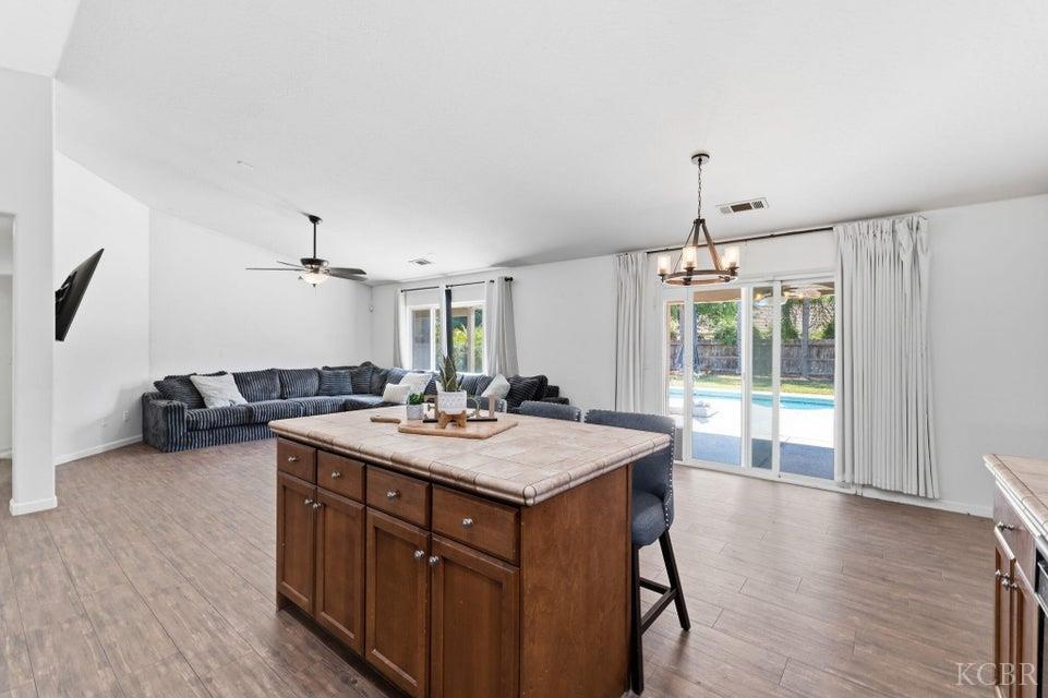 929 W Elkhorn Ct, Visalia, CA 93277