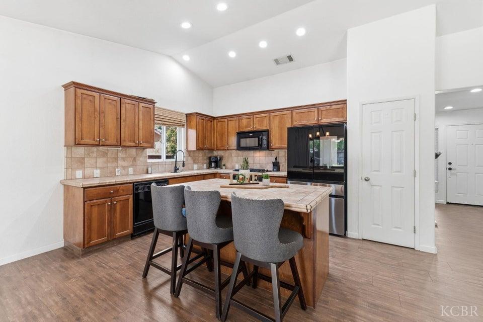 929 W Elkhorn Ct, Visalia, CA 93277