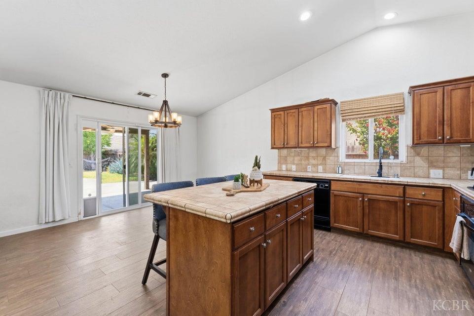 929 W Elkhorn Ct, Visalia, CA 93277