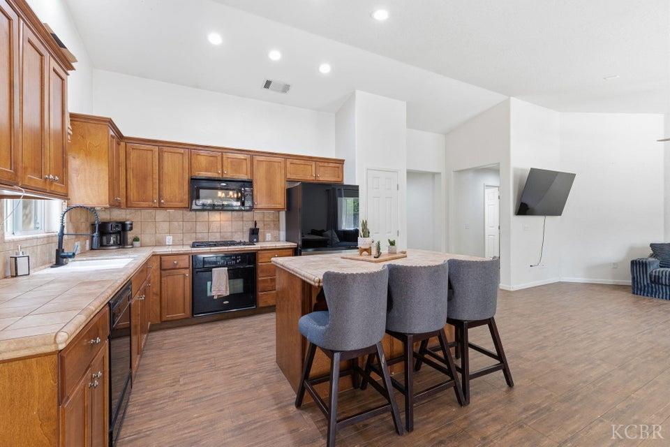 929 W Elkhorn Ct, Visalia, CA 93277
