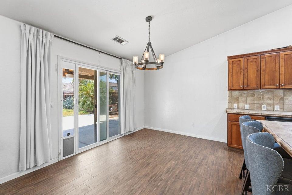 929 W Elkhorn Ct, Visalia, CA 93277