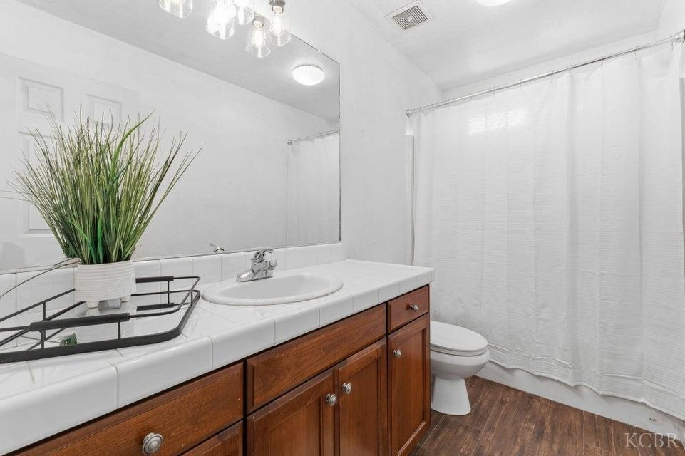 929 W Elkhorn Ct, Visalia, CA 93277