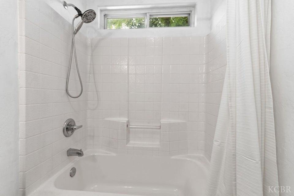 929 W Elkhorn Ct, Visalia, CA 93277