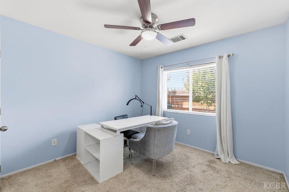 929 W Elkhorn Ct, Visalia, CA 93277