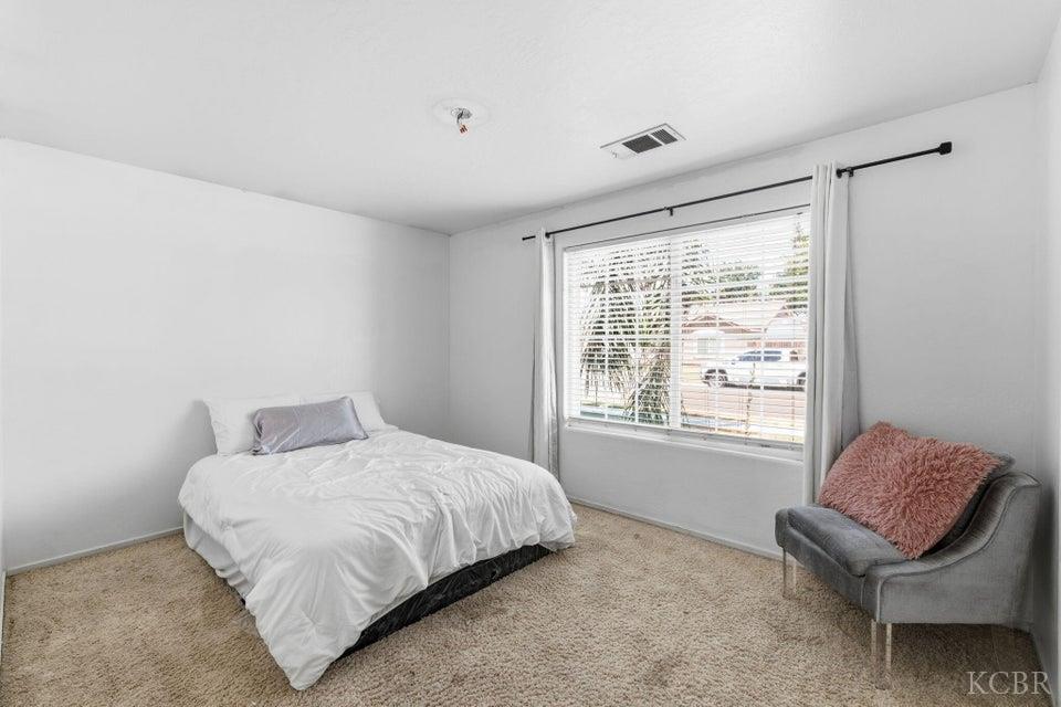 929 W Elkhorn Ct, Visalia, CA 93277