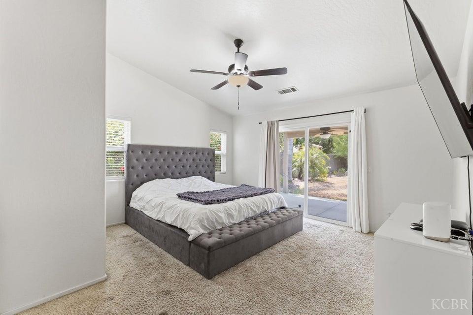 929 W Elkhorn Ct, Visalia, CA 93277