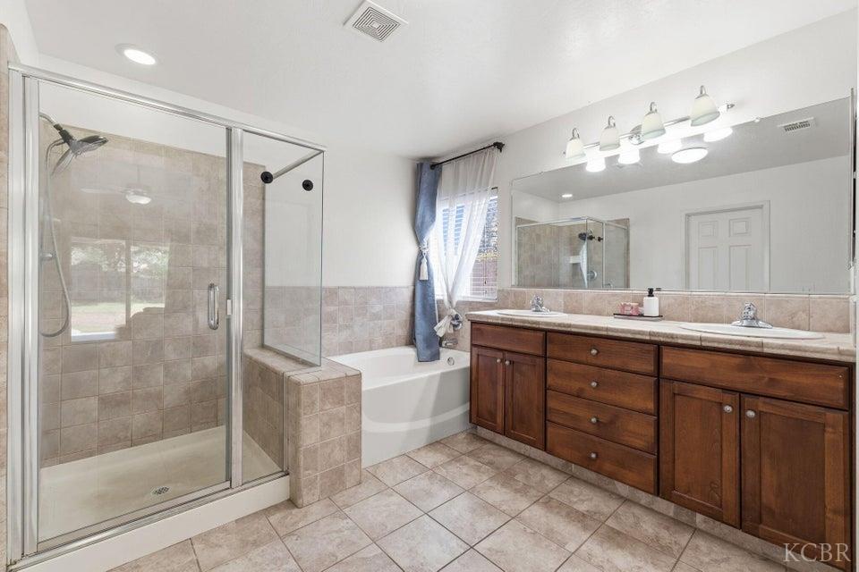 929 W Elkhorn Ct, Visalia, CA 93277