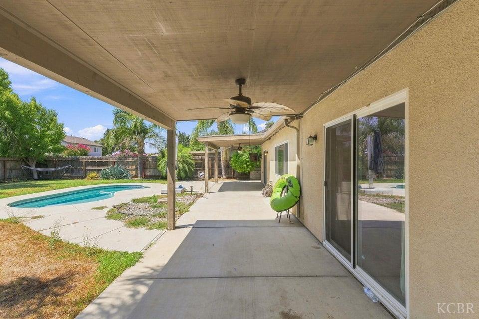 929 W Elkhorn Ct, Visalia, CA 93277
