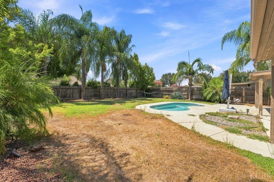 929 W Elkhorn Ct, Visalia, CA 93277