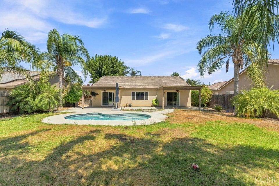 929 W Elkhorn Ct, Visalia, CA 93277