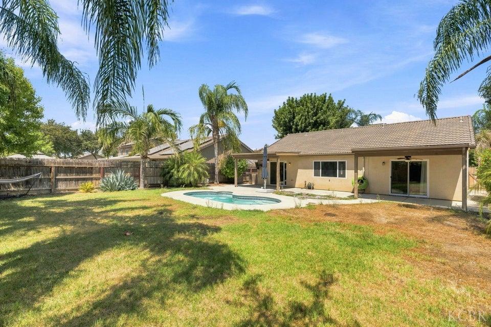 929 W Elkhorn Ct, Visalia, CA 93277