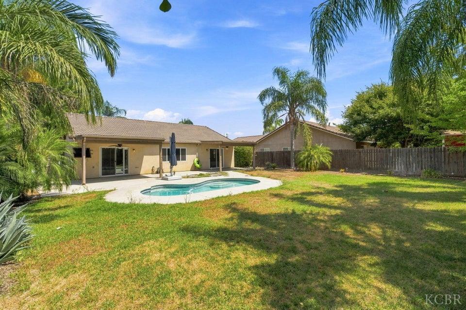 929 W Elkhorn Ct, Visalia, CA 93277