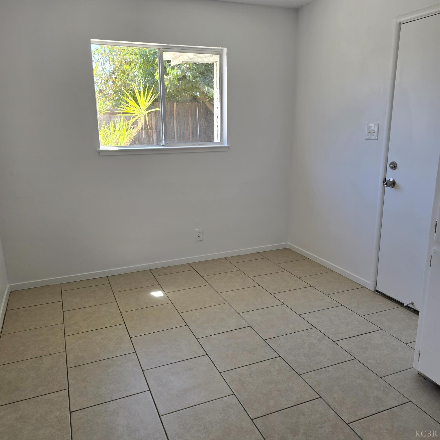 1385 Davis St, Hanford, CA 93230