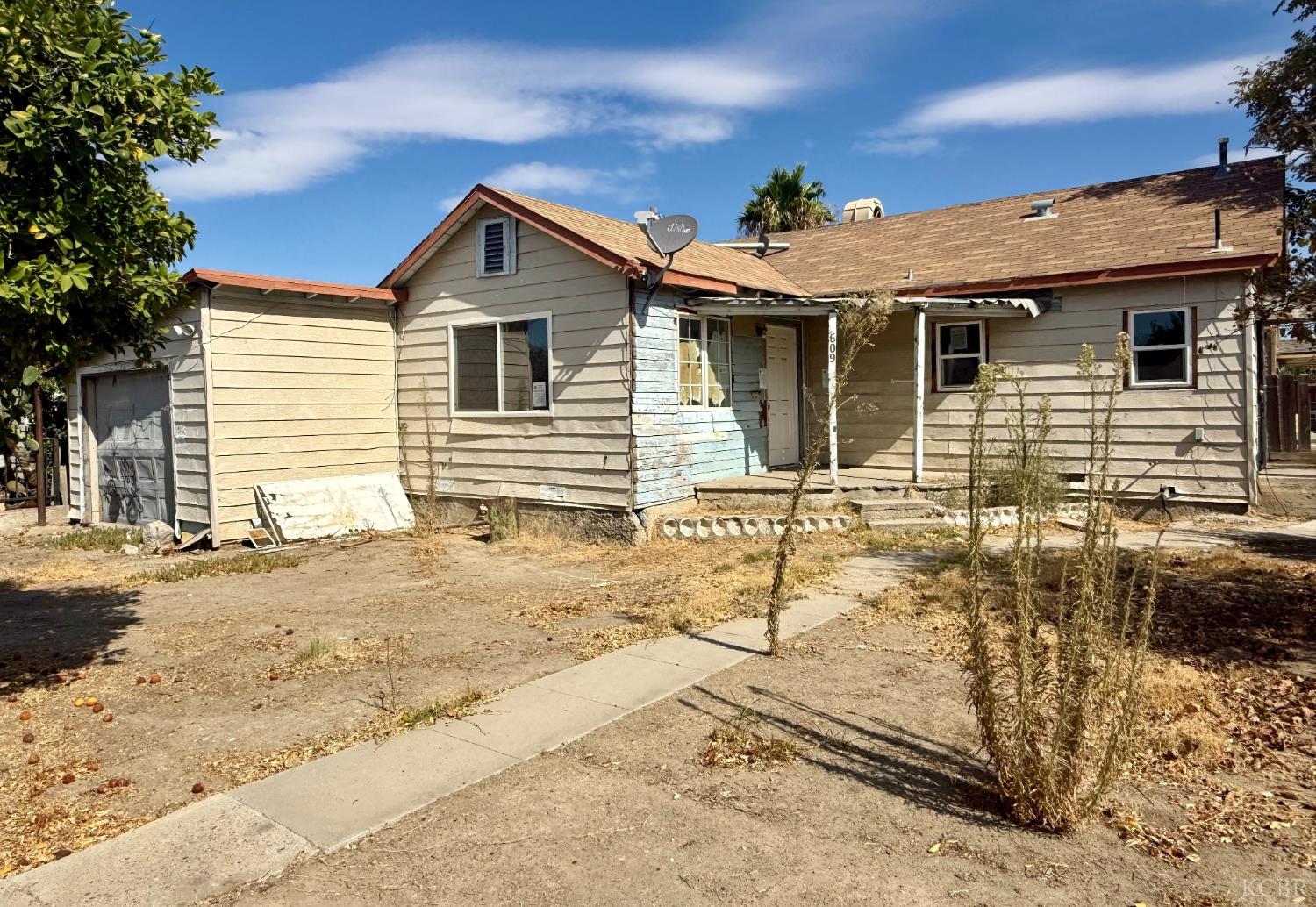 609 E Tulare St, Avenal, CA 93204