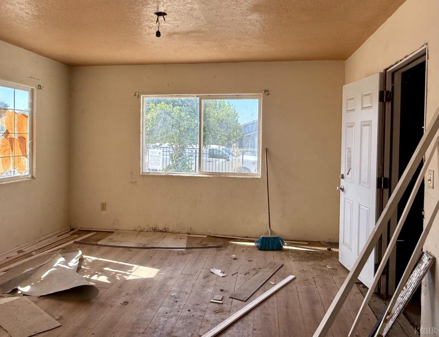 609 E Tulare St, Avenal, CA 93204