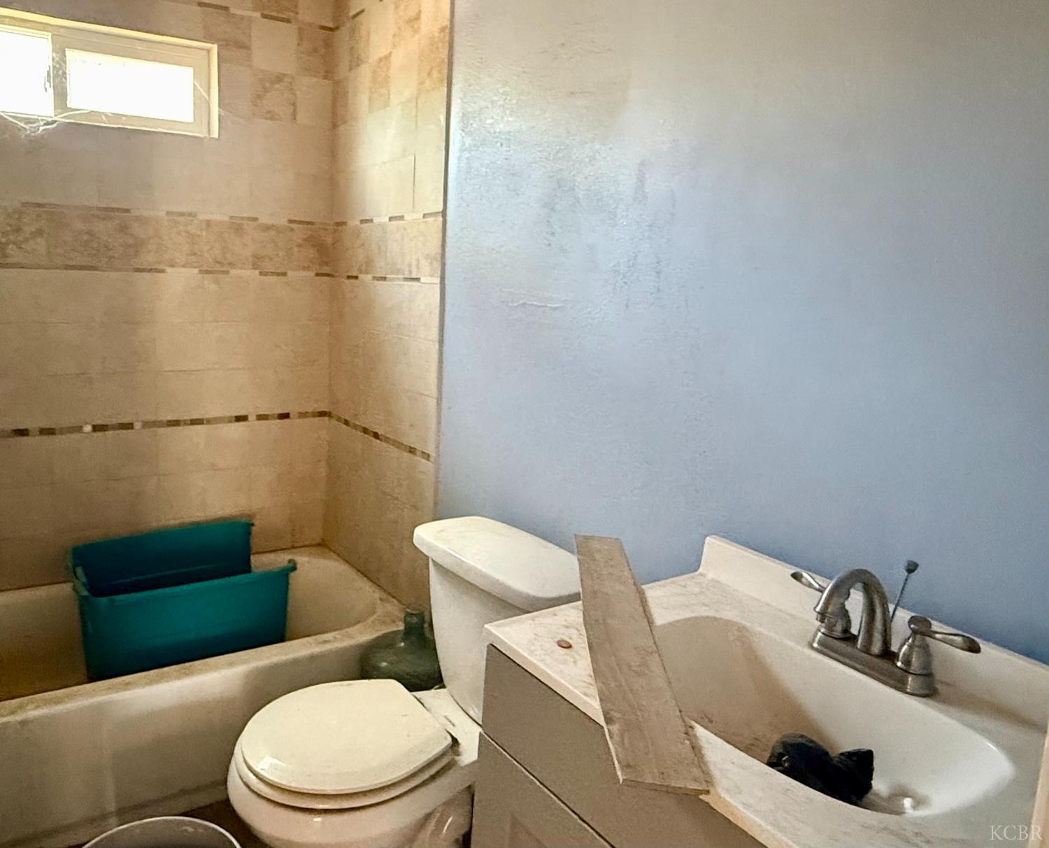 609 E Tulare St, Avenal, CA 93204
