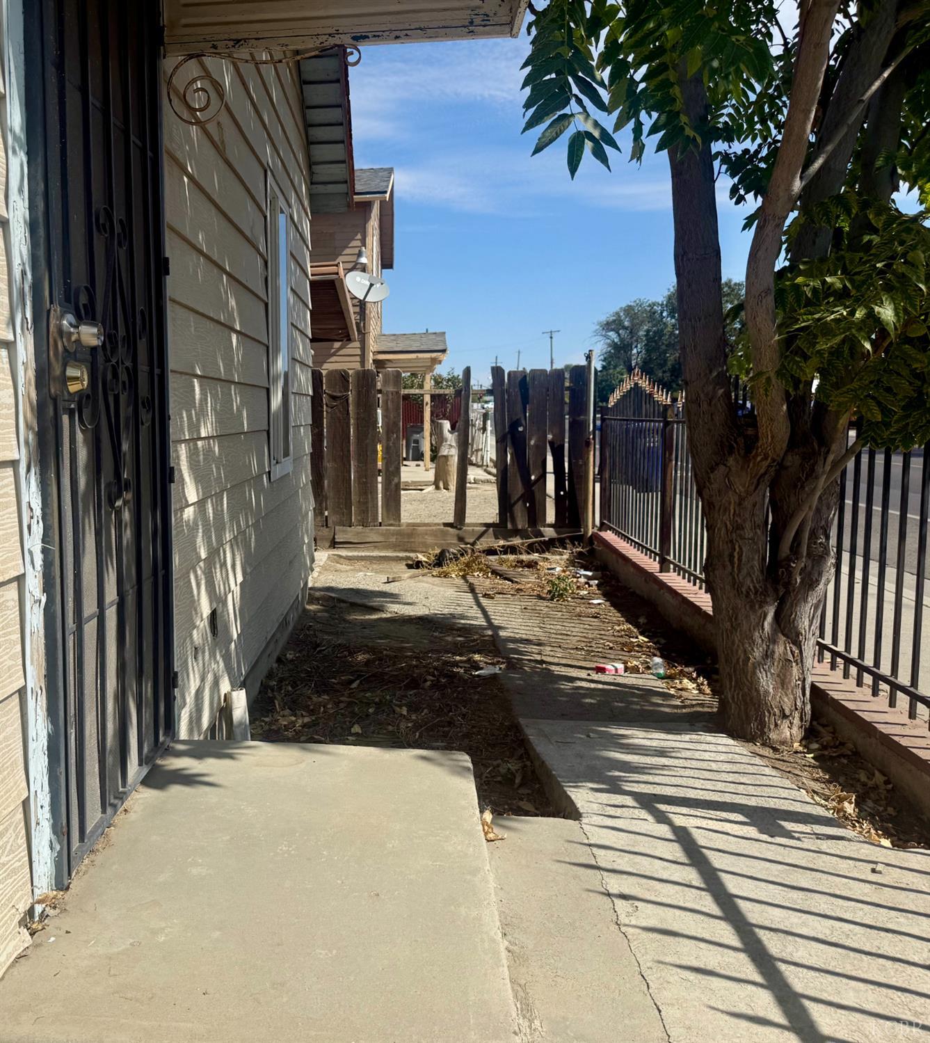 609 E Tulare St, Avenal, CA 93204