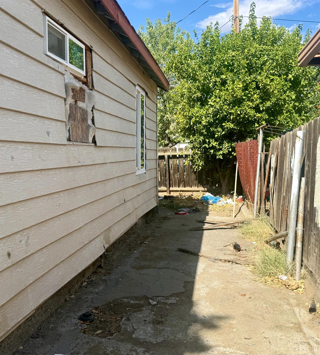 609 E Tulare St, Avenal, CA 93204