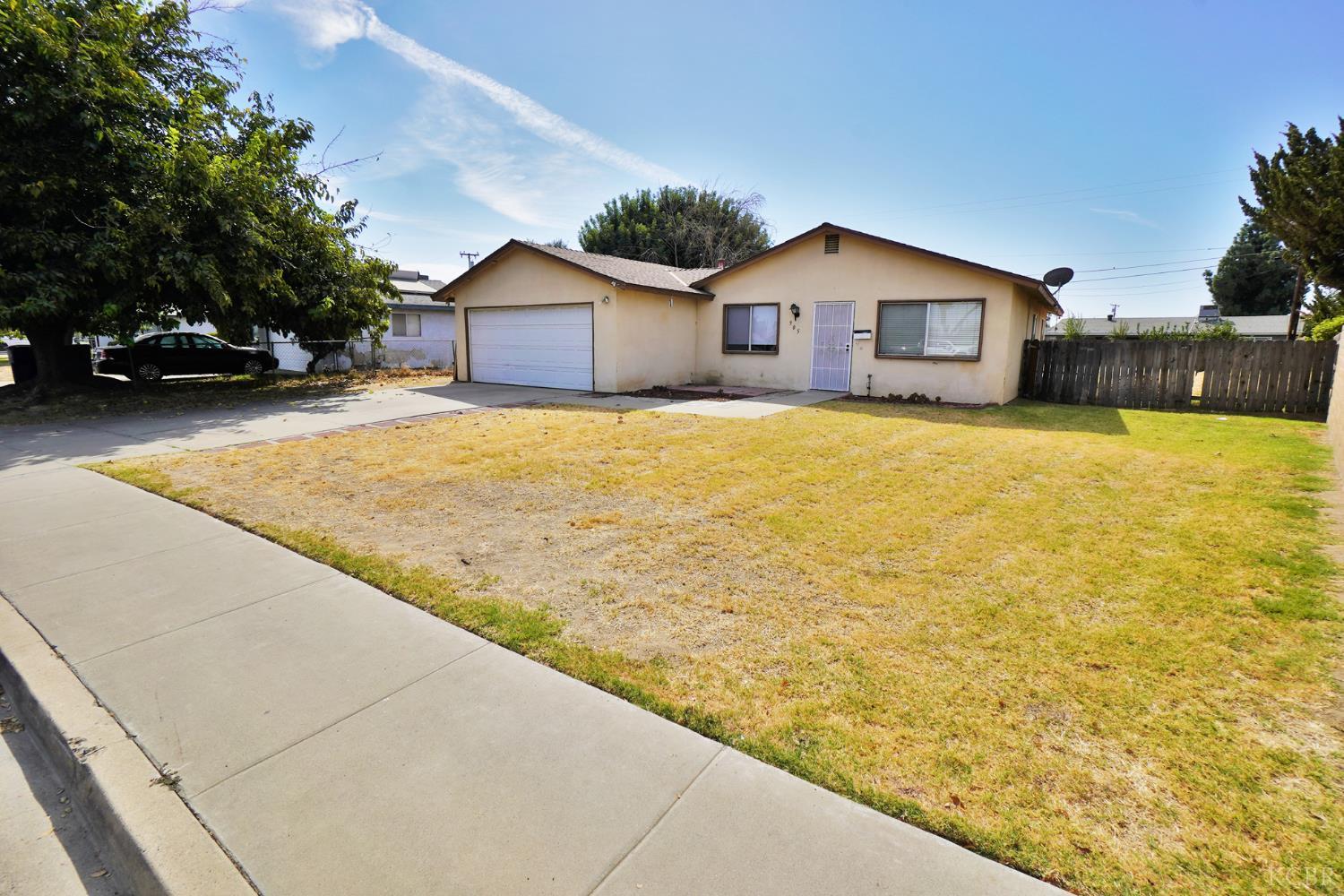905 E Florinda St E, Hanford, CA 93230