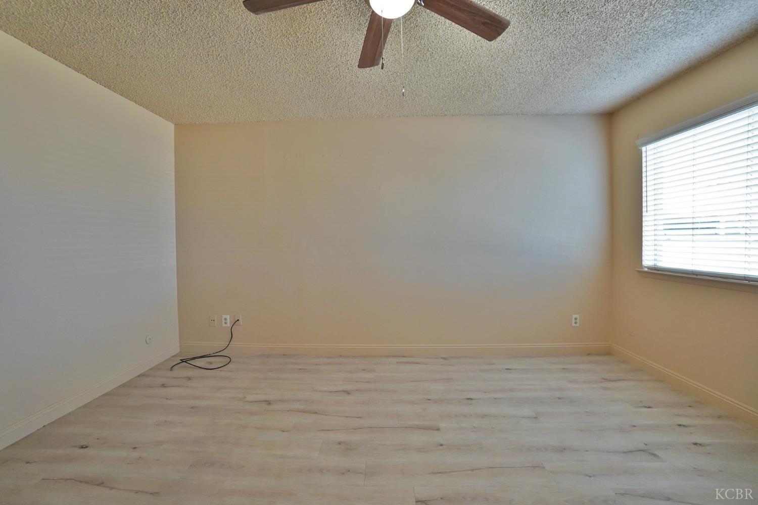 905 E Florinda St E, Hanford, CA 93230