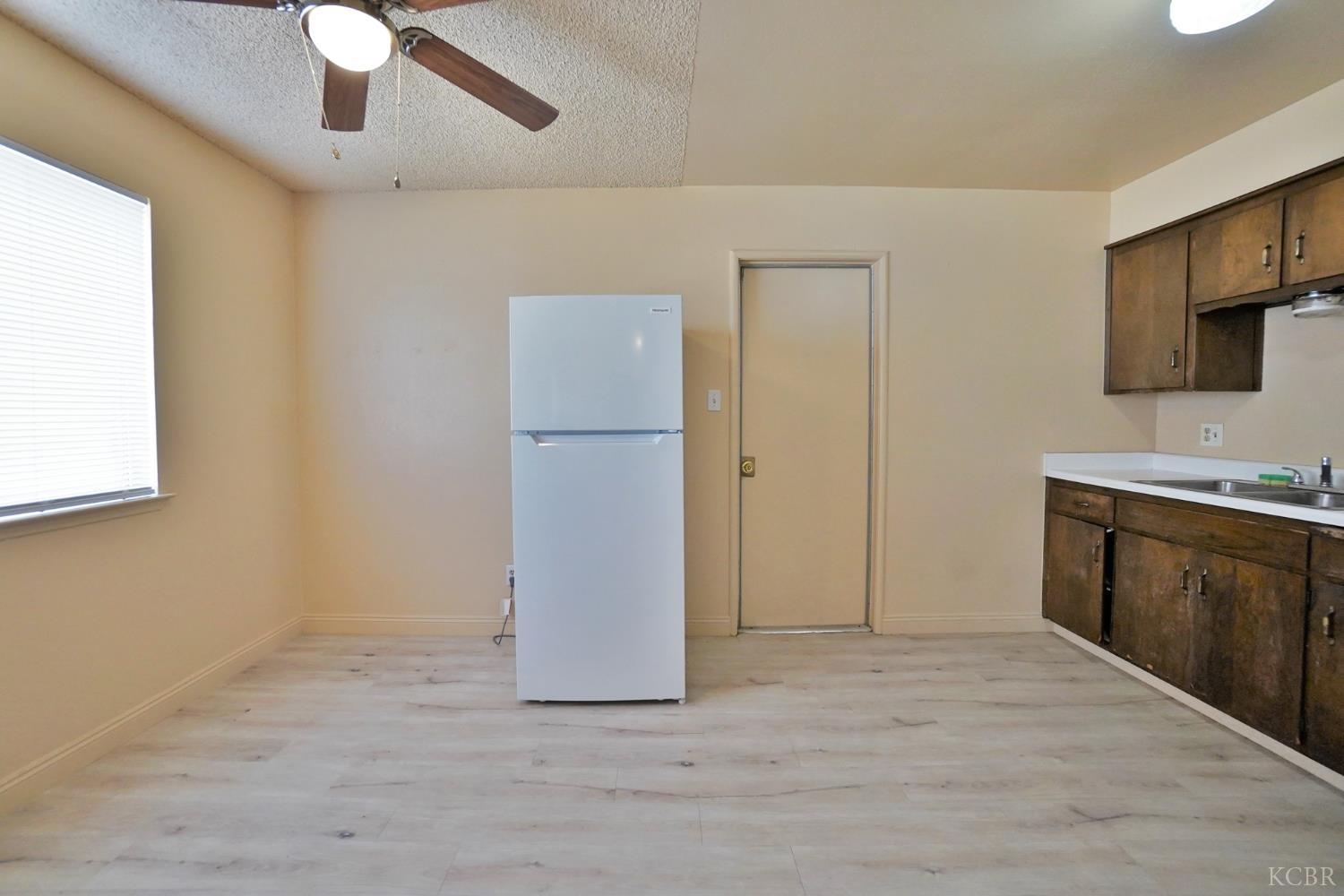 905 E Florinda St E, Hanford, CA 93230