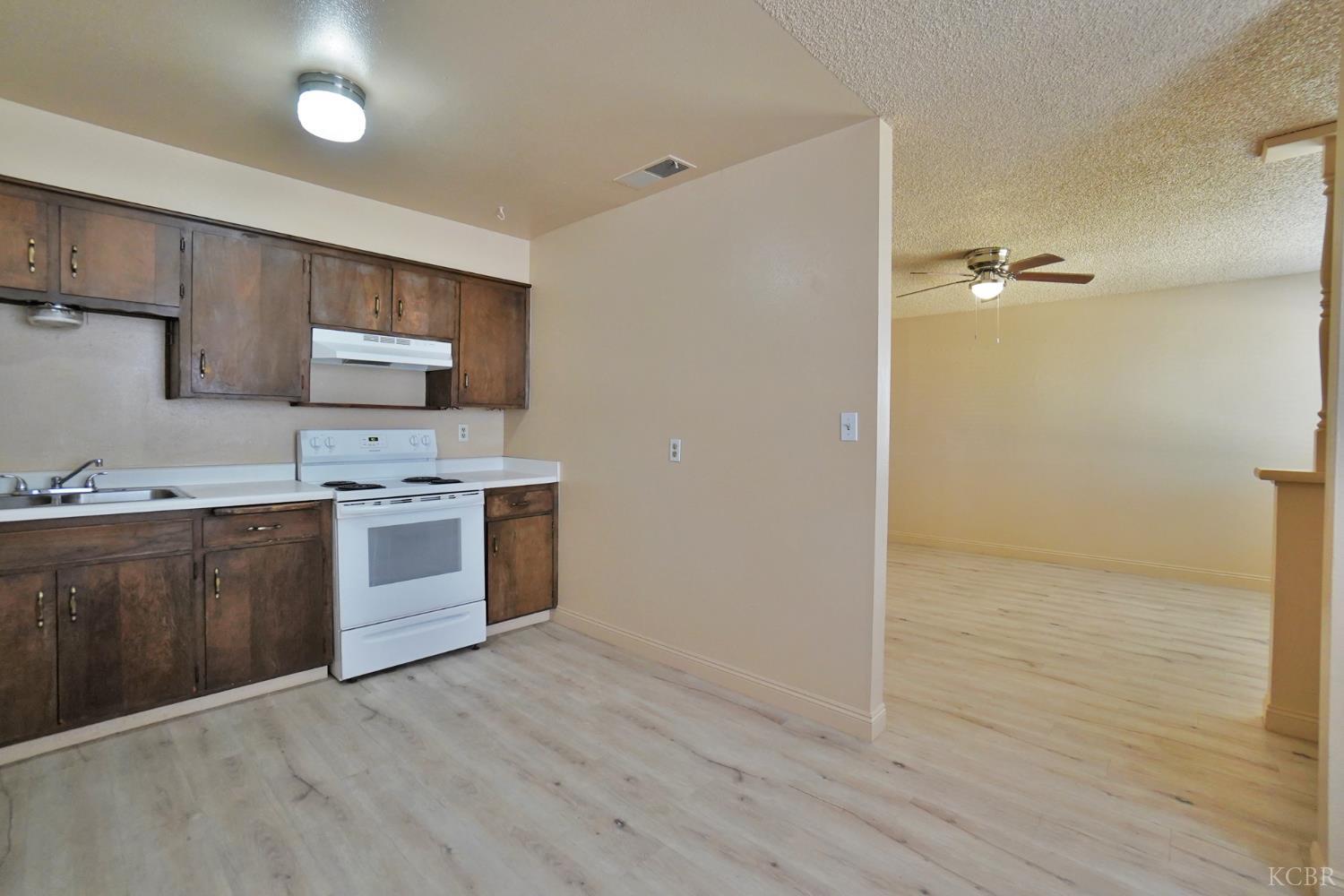 905 E Florinda St E, Hanford, CA 93230