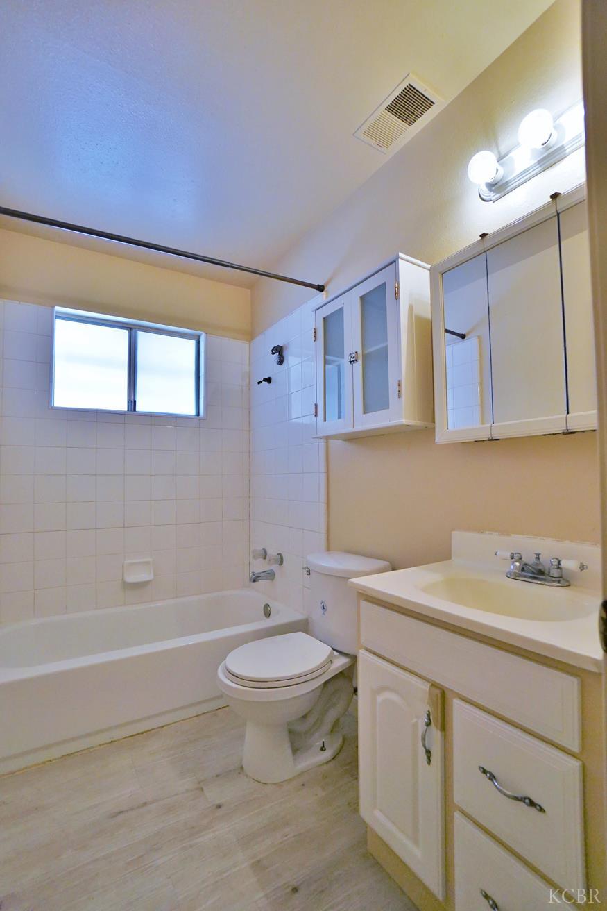 905 E Florinda St E, Hanford, CA 93230