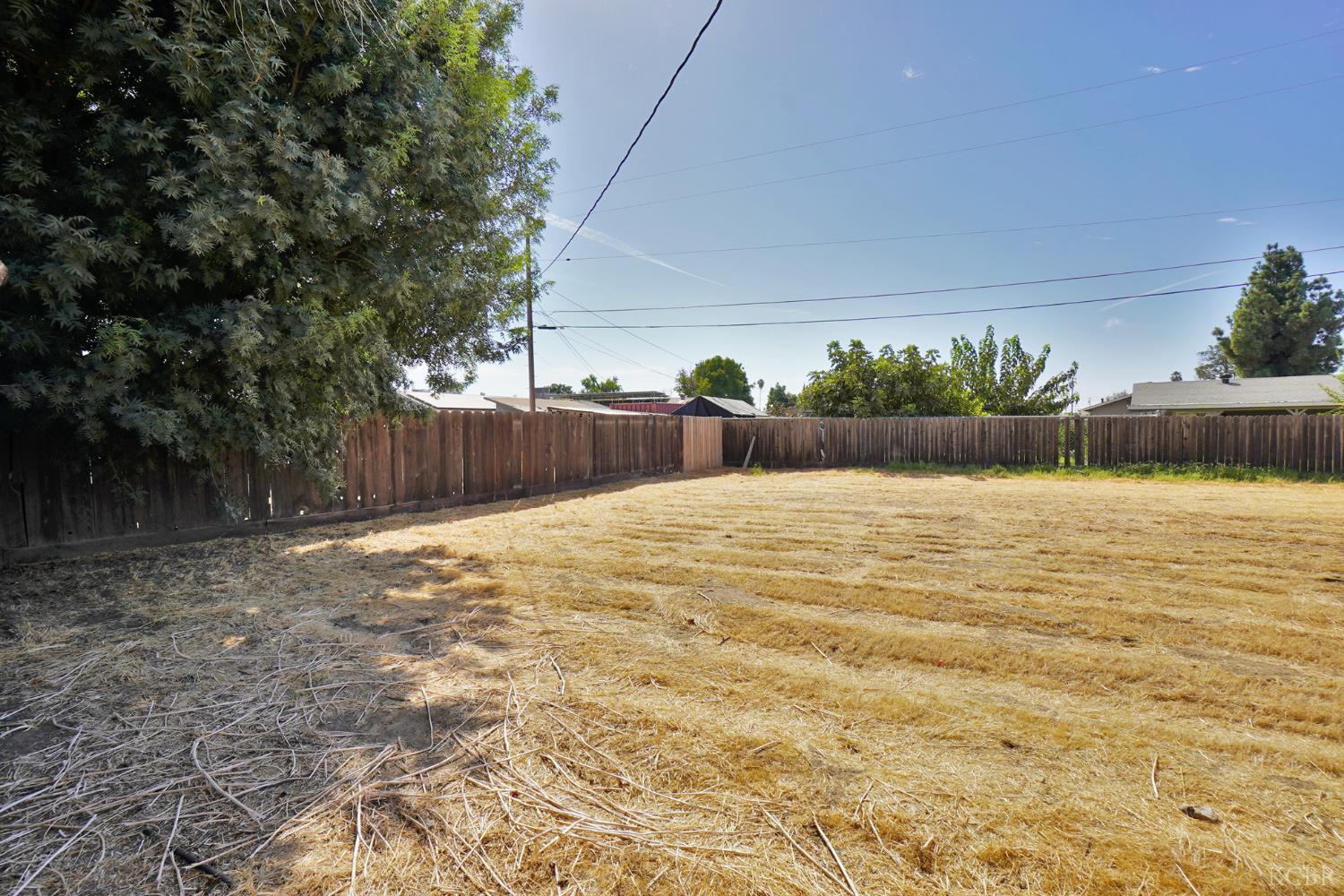 905 E Florinda St E, Hanford, CA 93230