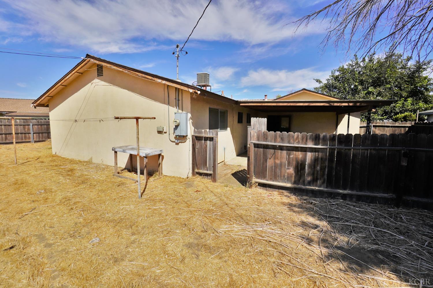 905 E Florinda St E, Hanford, CA 93230