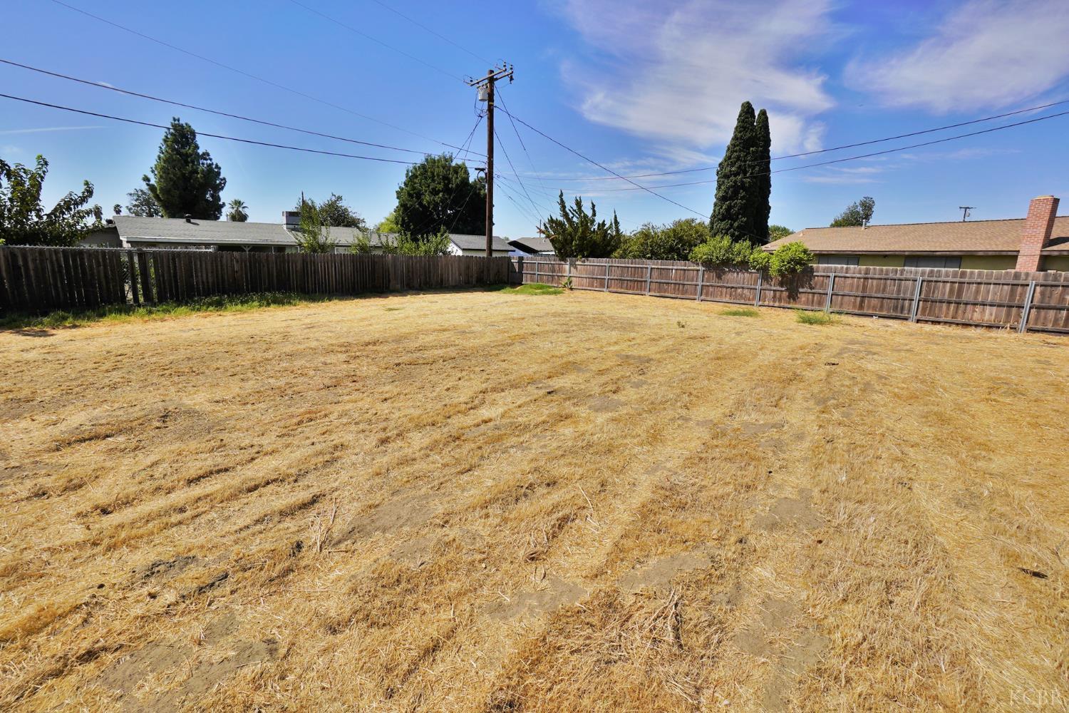 905 E Florinda St E, Hanford, CA 93230
