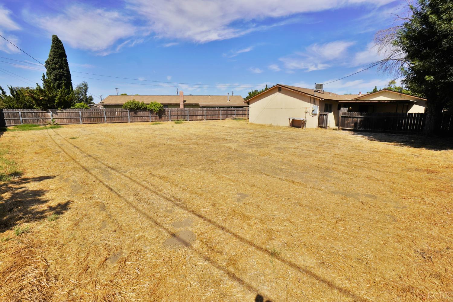 905 E Florinda St E, Hanford, CA 93230