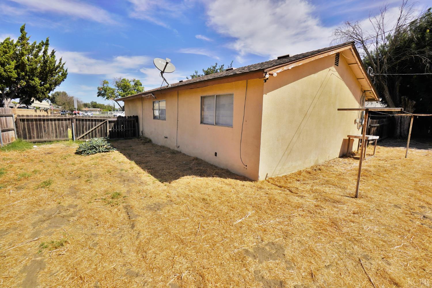 905 E Florinda St E, Hanford, CA 93230
