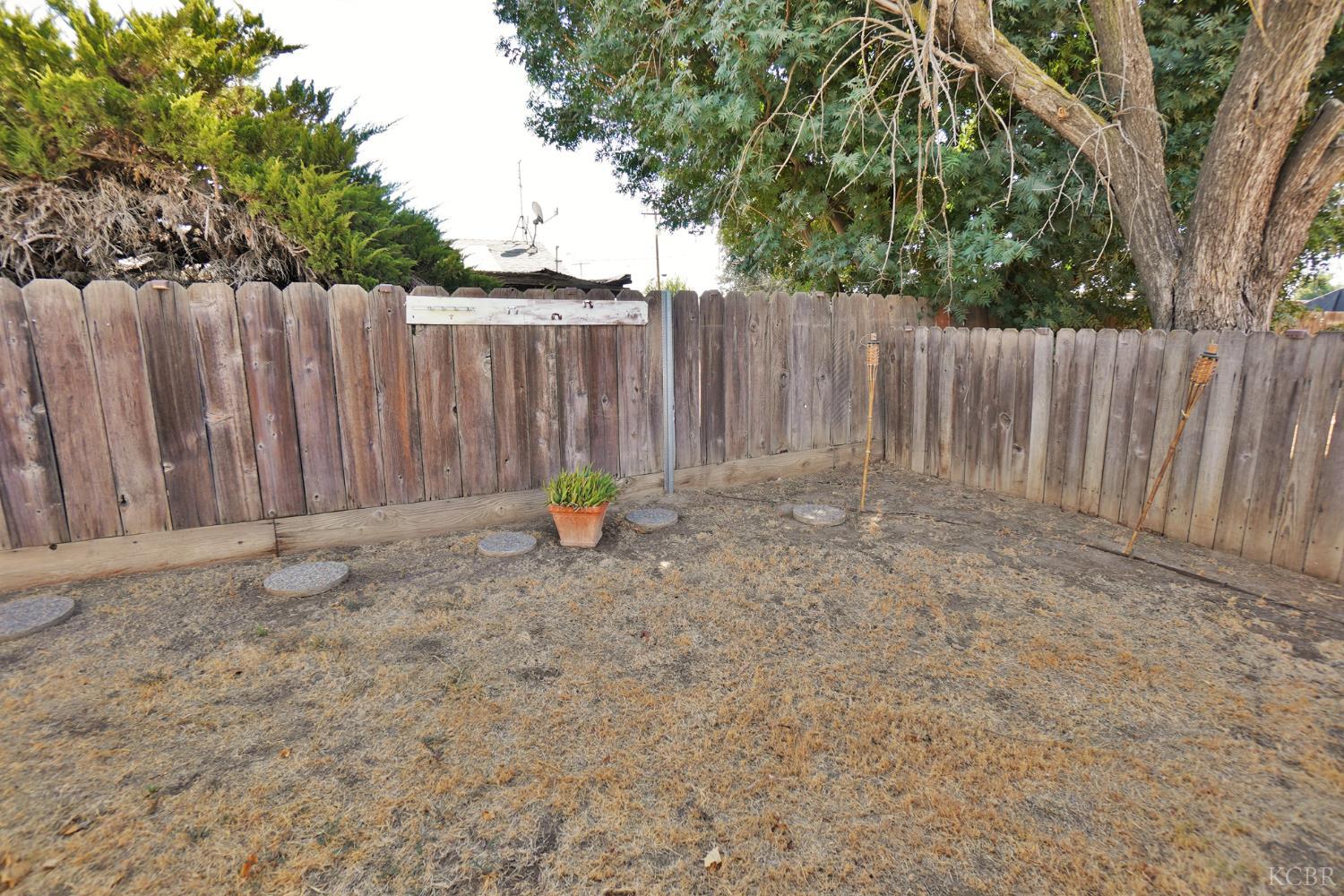 905 E Florinda St E, Hanford, CA 93230