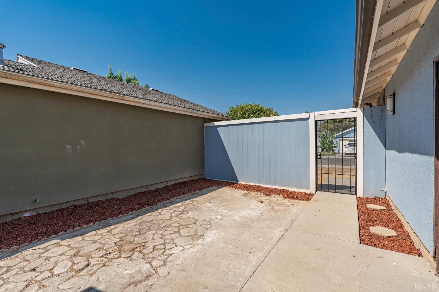 2760 N Selland Ave, Fresno, CA 93722