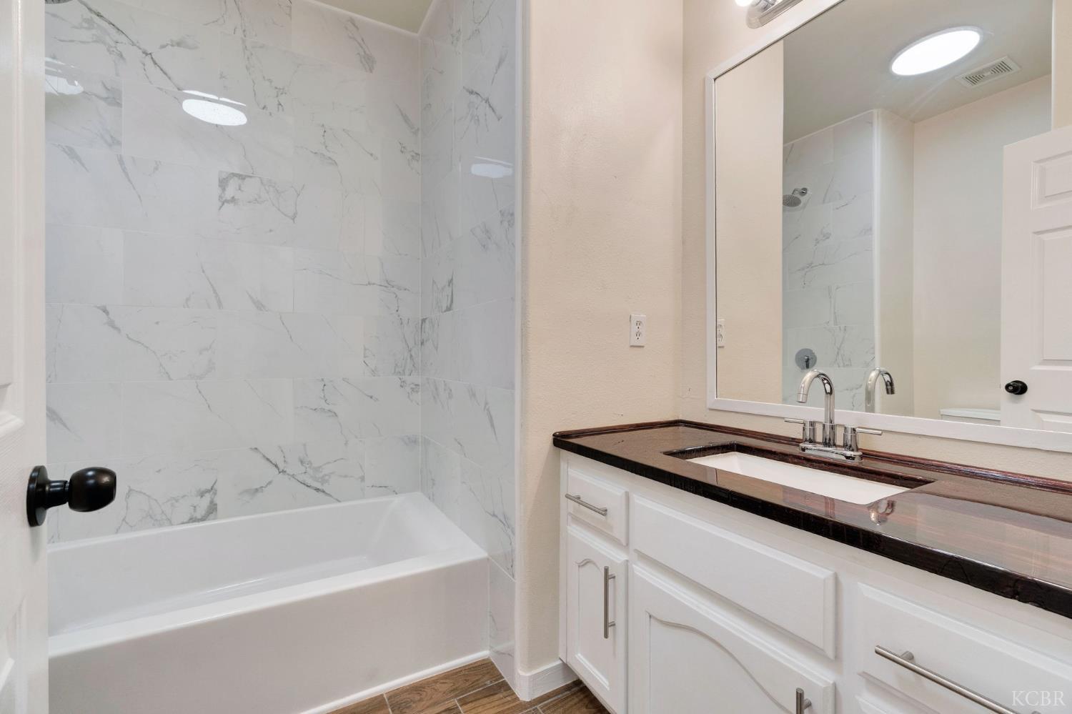 1001 Evergreen Ave, Lemoore, CA 93245