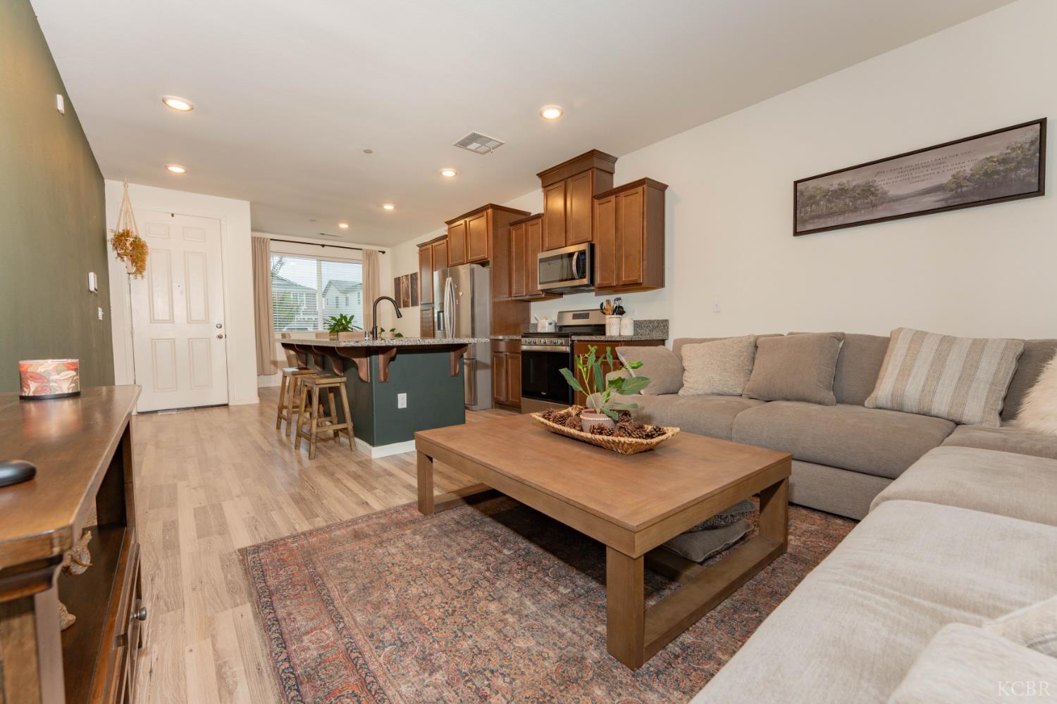 2258 S Manzanita Ct, Visalia, CA 93292