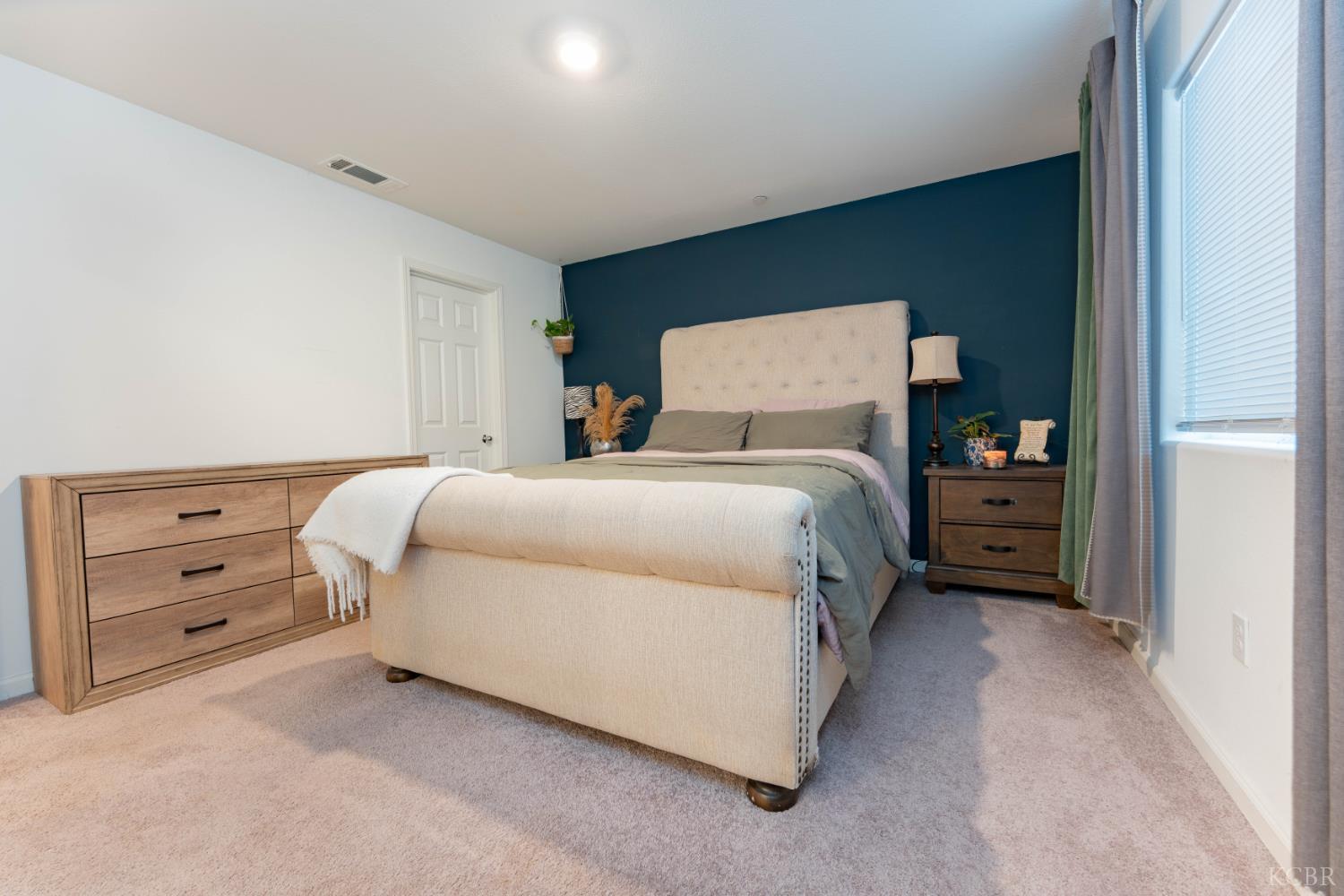 2258 S Manzanita Ct, Visalia, CA 93292