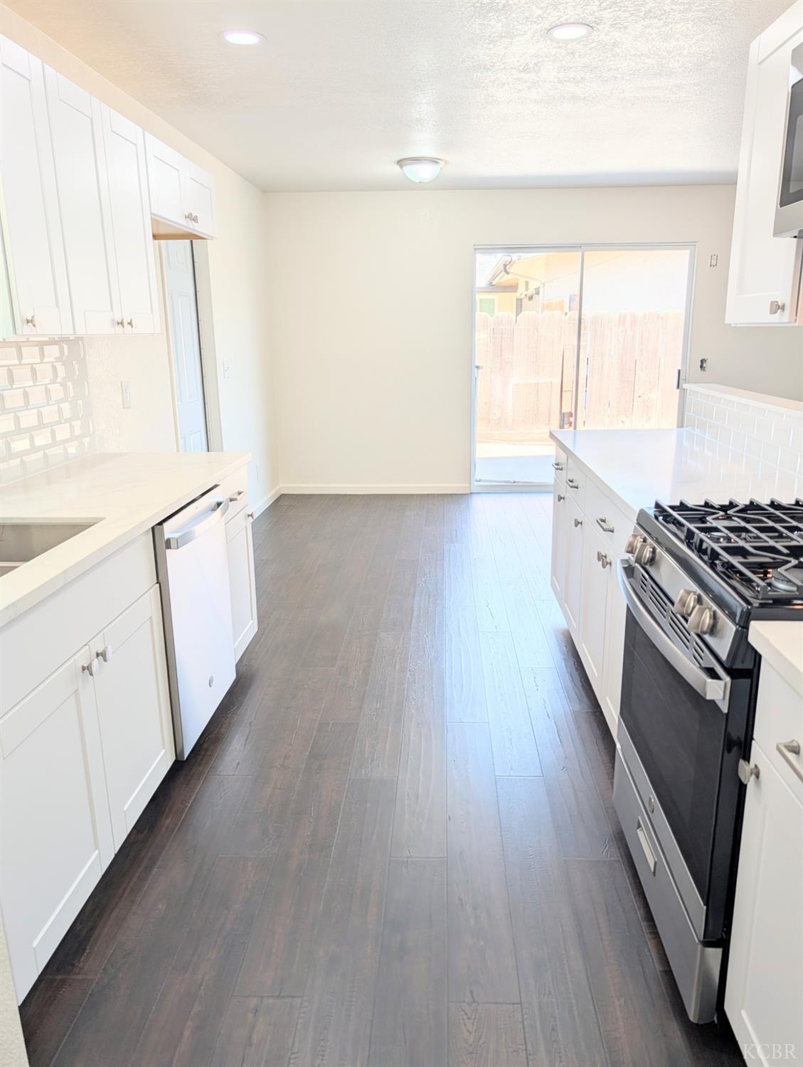 920 Avocado Dr, Lemoore, CA 93245