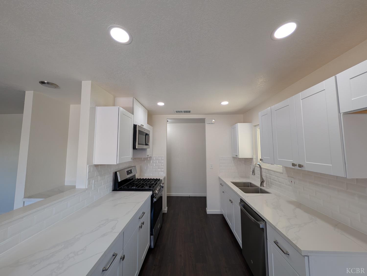 920 Avocado Dr, Lemoore, CA 93245