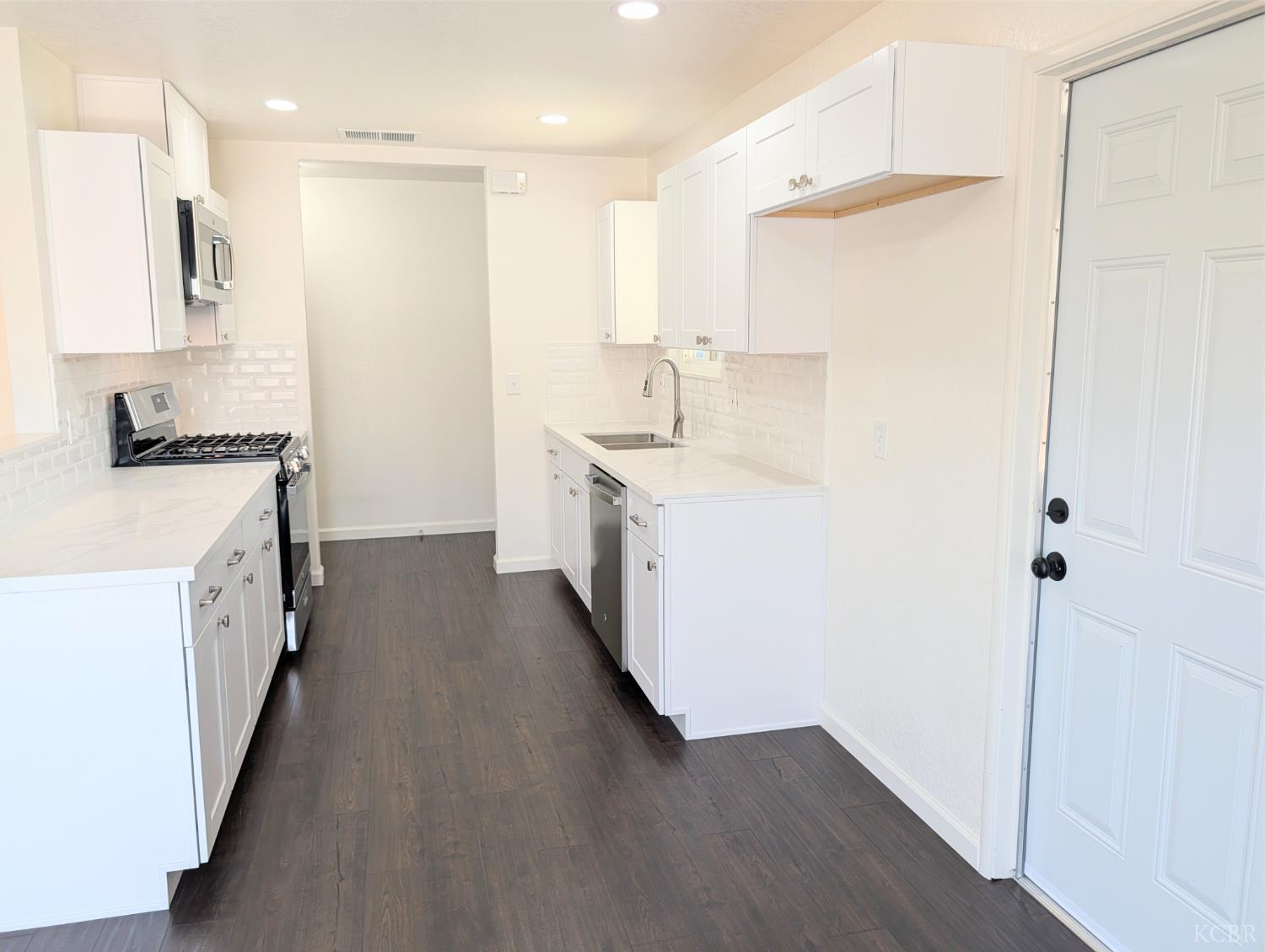 920 Avocado Dr, Lemoore, CA 93245