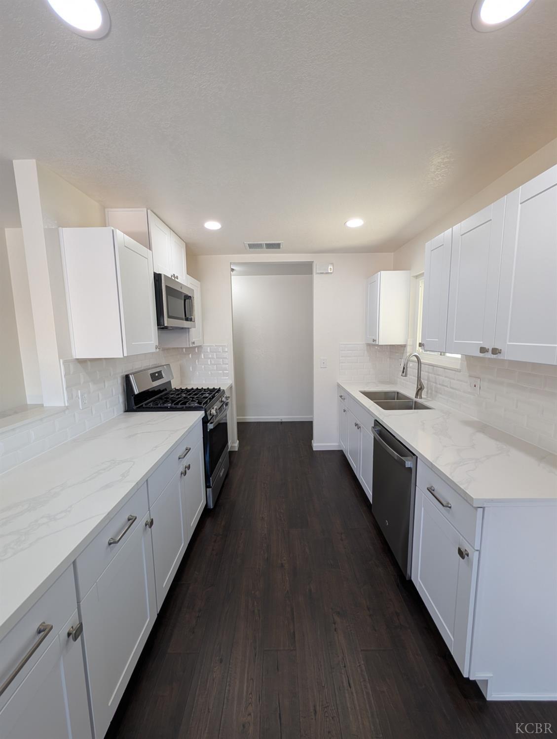 920 Avocado Dr, Lemoore, CA 93245