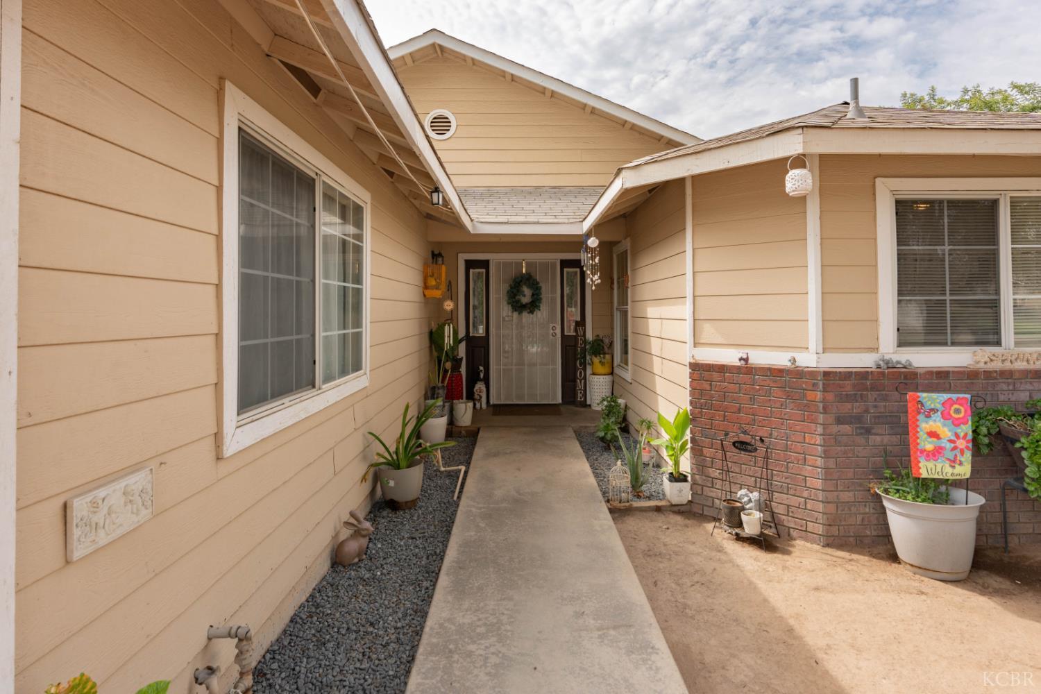 1131 W Madalyn Ave, Tulare, CA 93274