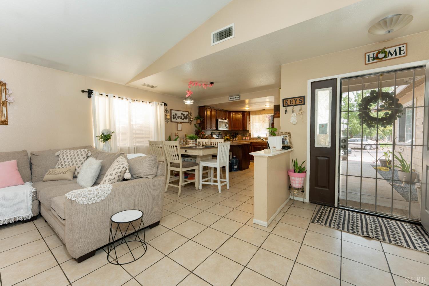 1131 W Madalyn Ave, Tulare, CA 93274
