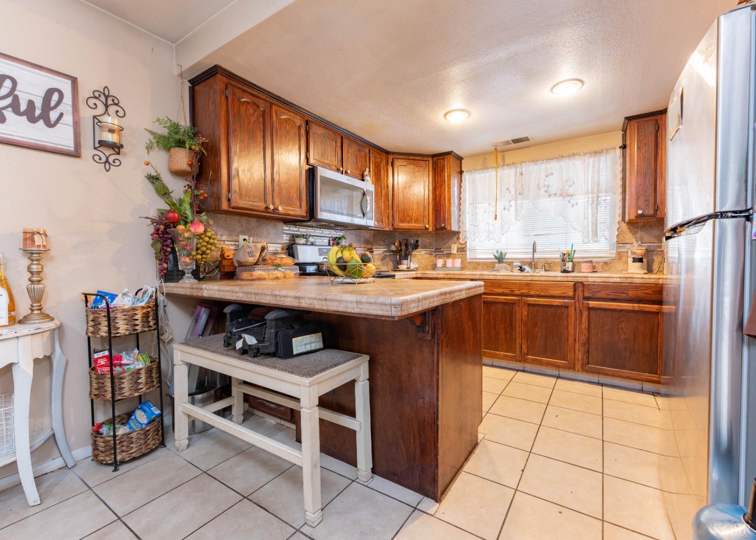 1131 W Madalyn Ave, Tulare, CA 93274